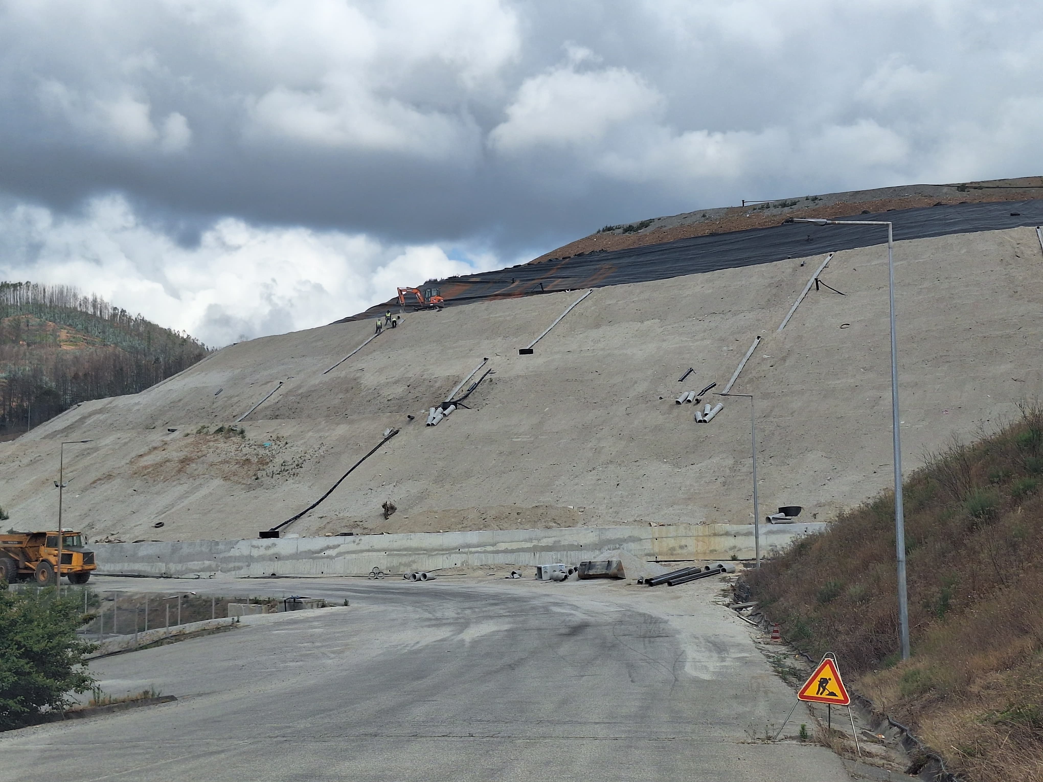 Obra de Drenagem no Aterro Sanitário da Resinorte (Celorico de Basto)

Construção de redes de drenagem superficial, com a instalação de valetas de betão pré-fabricado para encaminhamento das águas pluviais. - Imagem 3